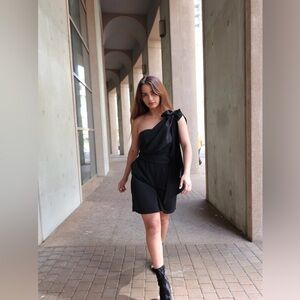 Chic Black One-Shoulder Dress